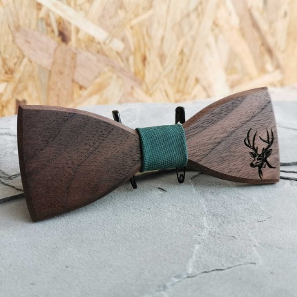 Motýlik drevený z orechového dreva - Jeleň